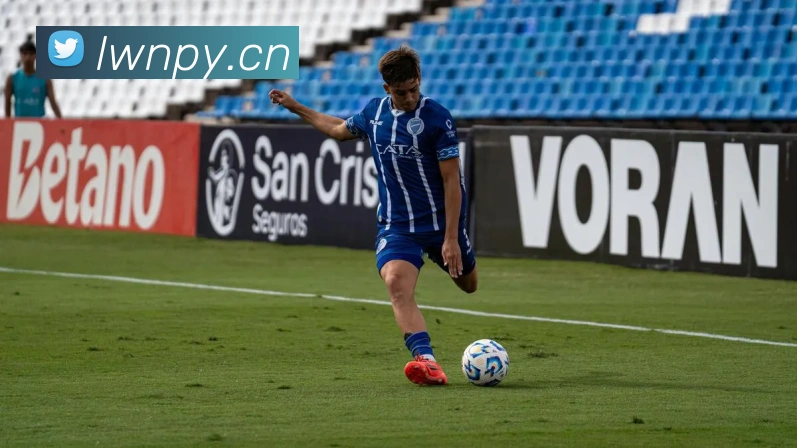 俄罗斯足球队最新阵容解析：新星崛起与战术调整